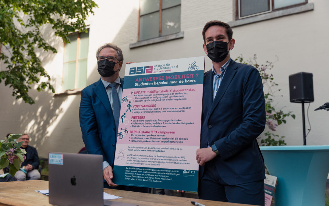 Studenten overhandigen mobiliteitsmemorandum aan Antwerps stadsbestuur
