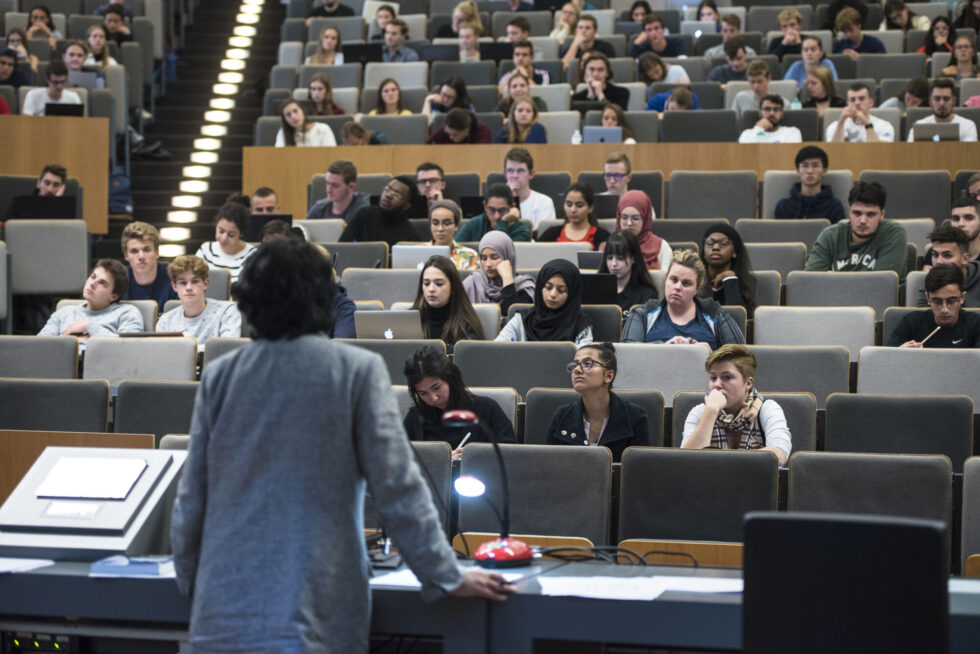 Verbod op levensbeschouwelijke kenmerken maakt emancipatorische opdracht moeilijker